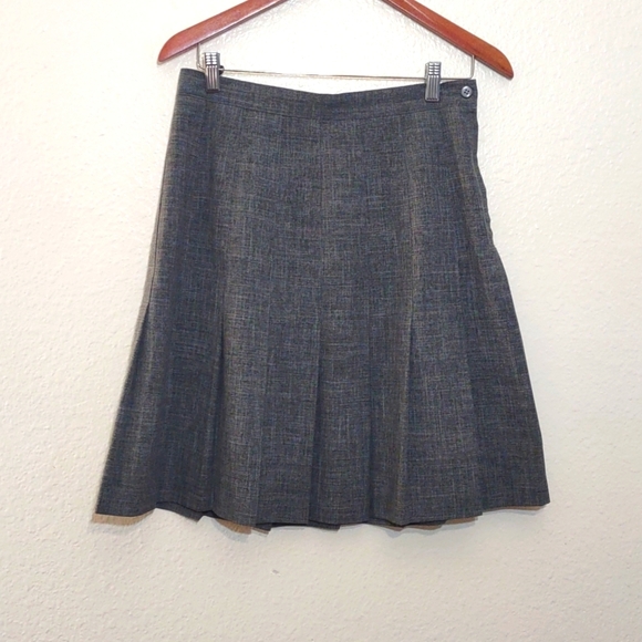 SLIGHTLY USED GRAY SKIRT NO SIZE NO BRAND NAME SIZE 15INCH BY 22INCH - Picture 1 of 11